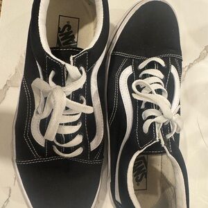 Vans Black and White old Skool Sneakers 9.5 barely worn